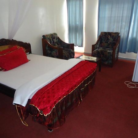 Brisk Hotel Triangle Njeru Zewnętrze zdjęcie