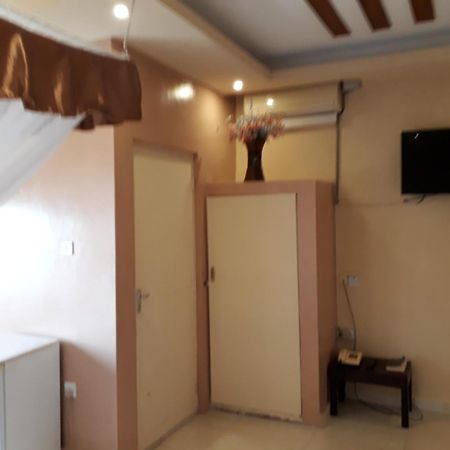 Brisk Hotel Triangle Njeru Zewnętrze zdjęcie