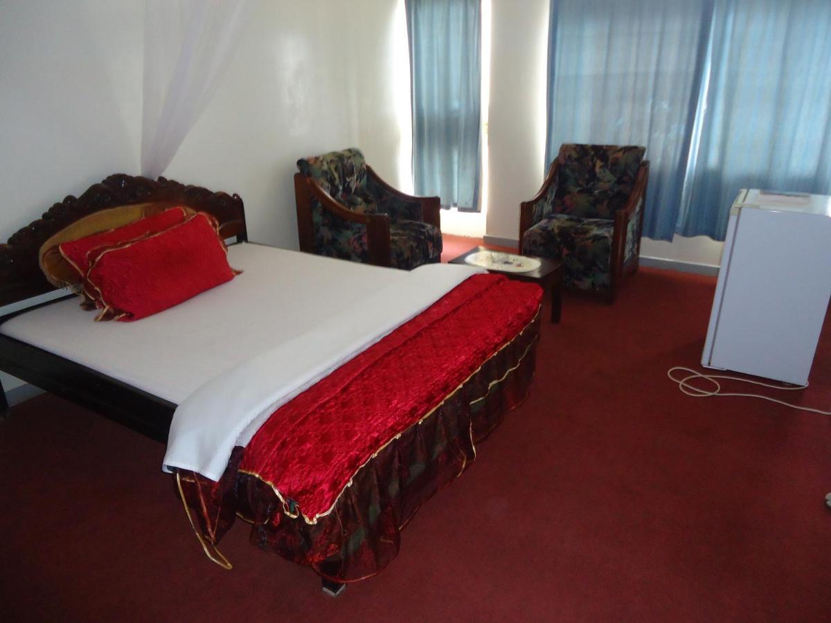 Brisk Hotel Triangle Njeru Zewnętrze zdjęcie