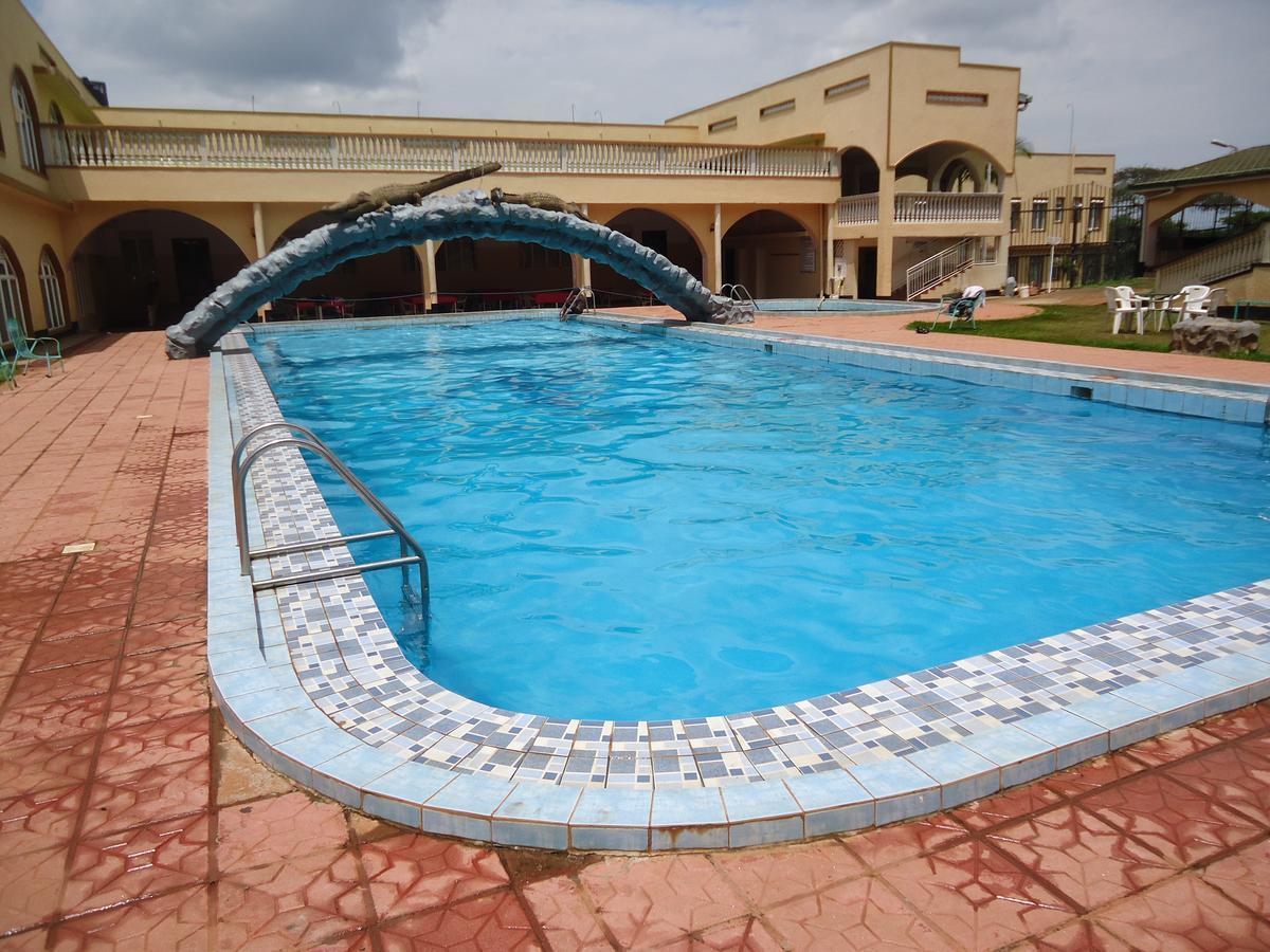 Brisk Hotel Triangle Njeru Zewnętrze zdjęcie