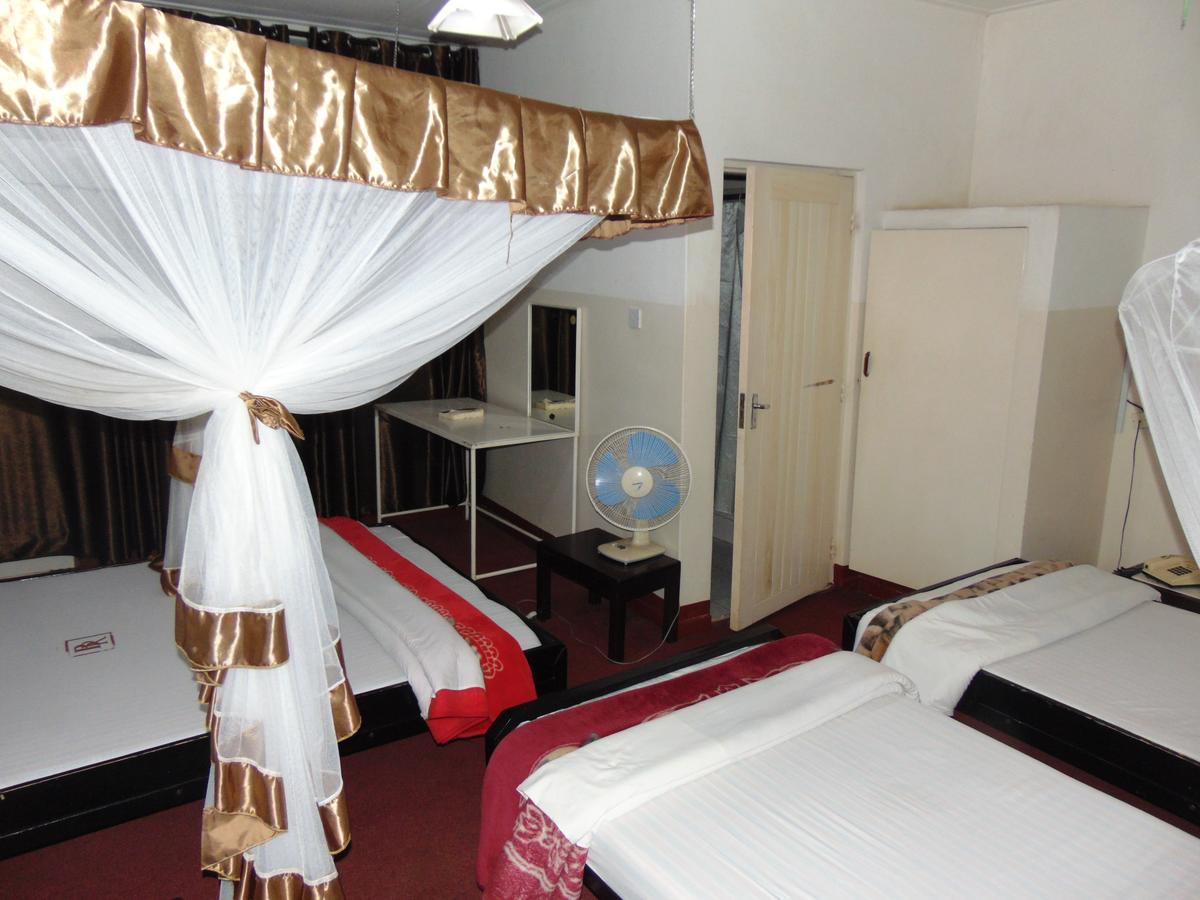 Brisk Hotel Triangle Njeru Zewnętrze zdjęcie