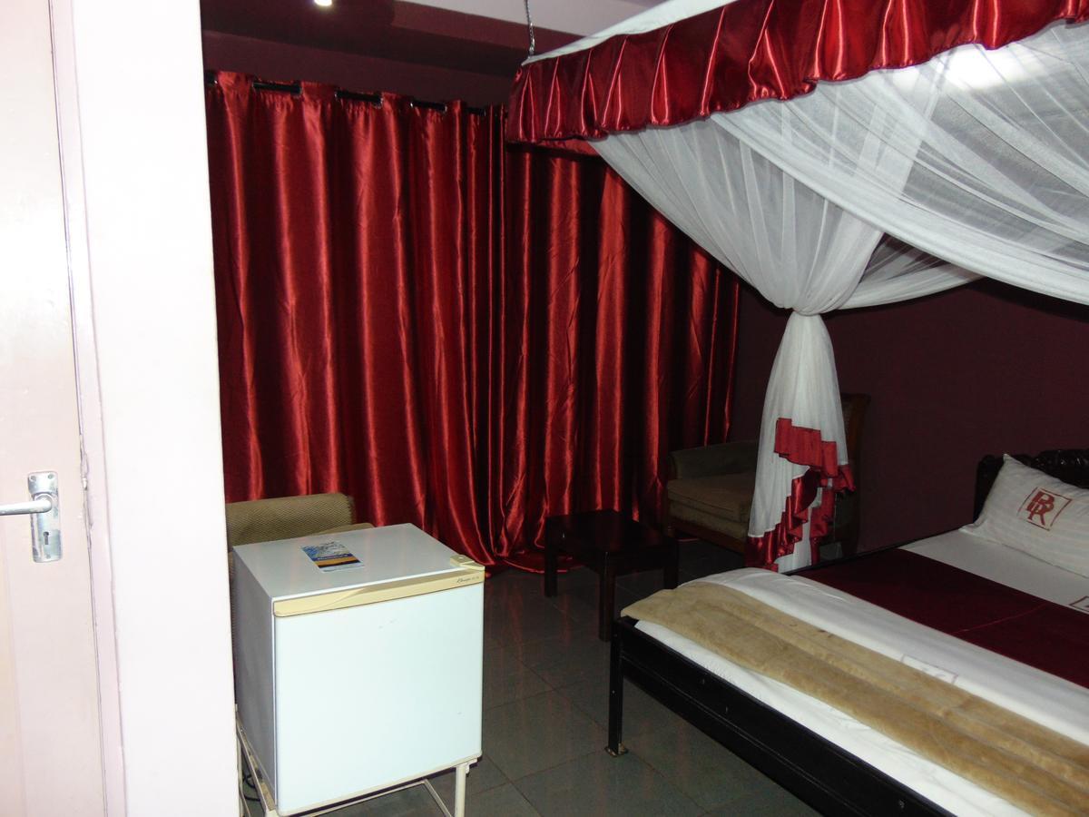 Brisk Hotel Triangle Njeru Zewnętrze zdjęcie