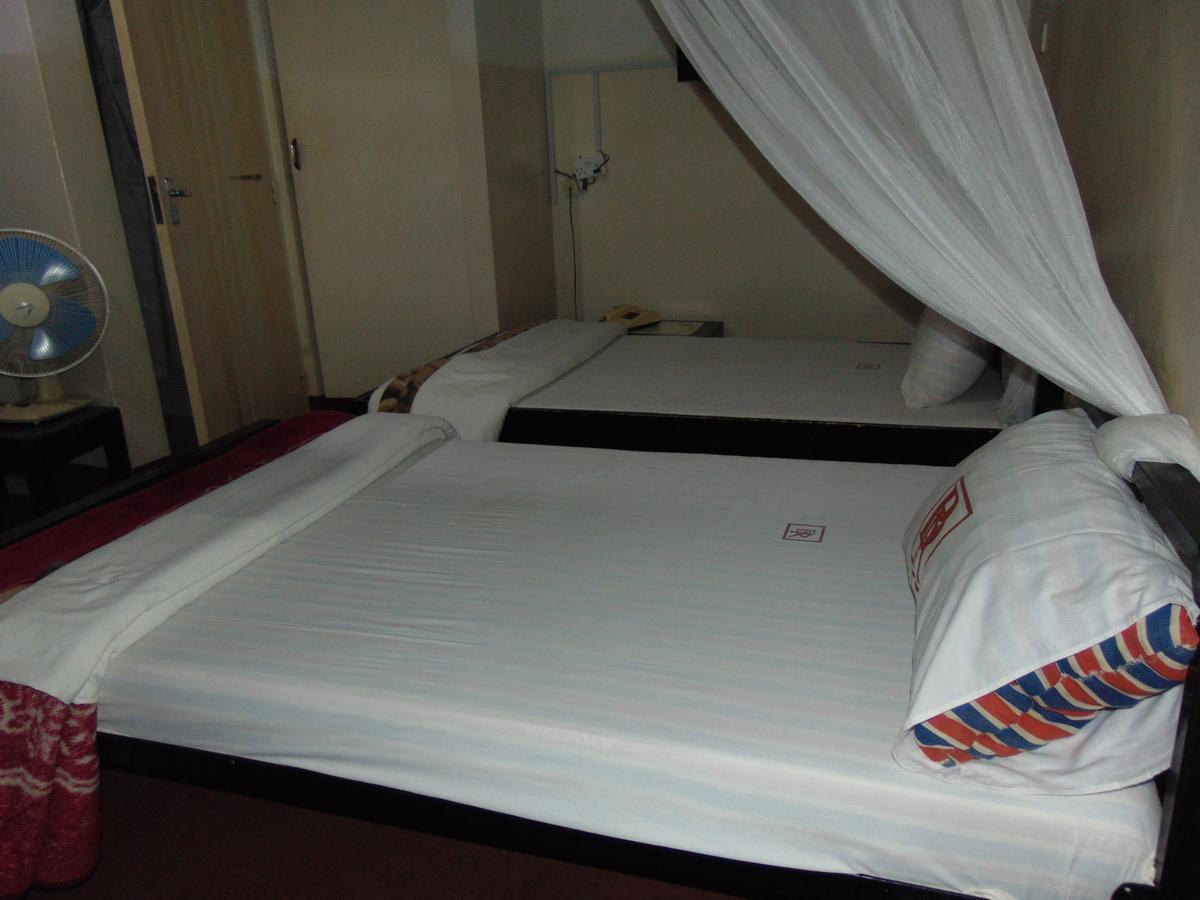 Brisk Hotel Triangle Njeru Zewnętrze zdjęcie