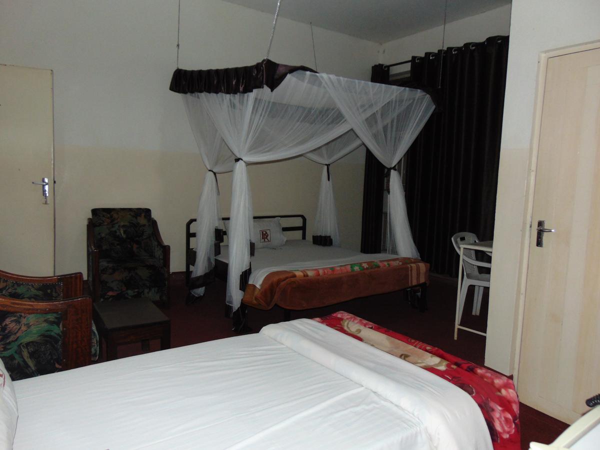 Brisk Hotel Triangle Njeru Zewnętrze zdjęcie