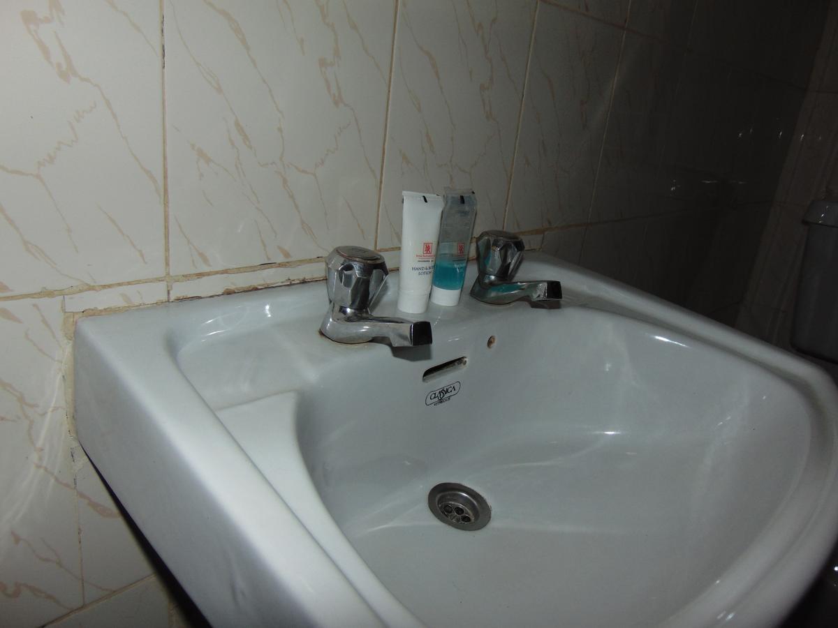 Brisk Hotel Triangle Njeru Zewnętrze zdjęcie