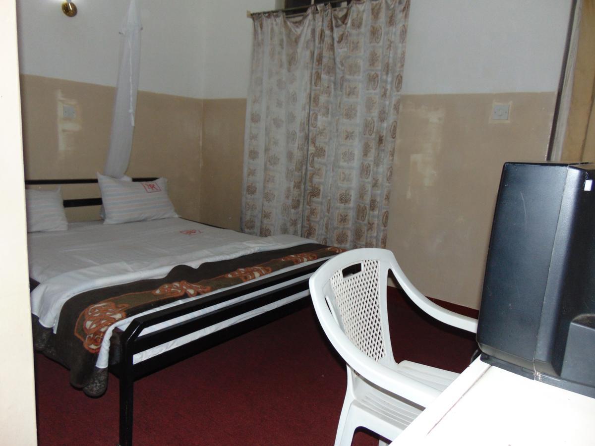 Brisk Hotel Triangle Njeru Zewnętrze zdjęcie