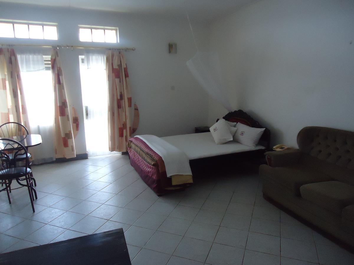 Brisk Hotel Triangle Njeru Zewnętrze zdjęcie