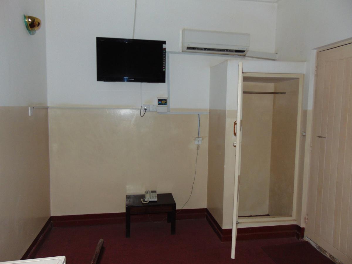 Brisk Hotel Triangle Njeru Zewnętrze zdjęcie