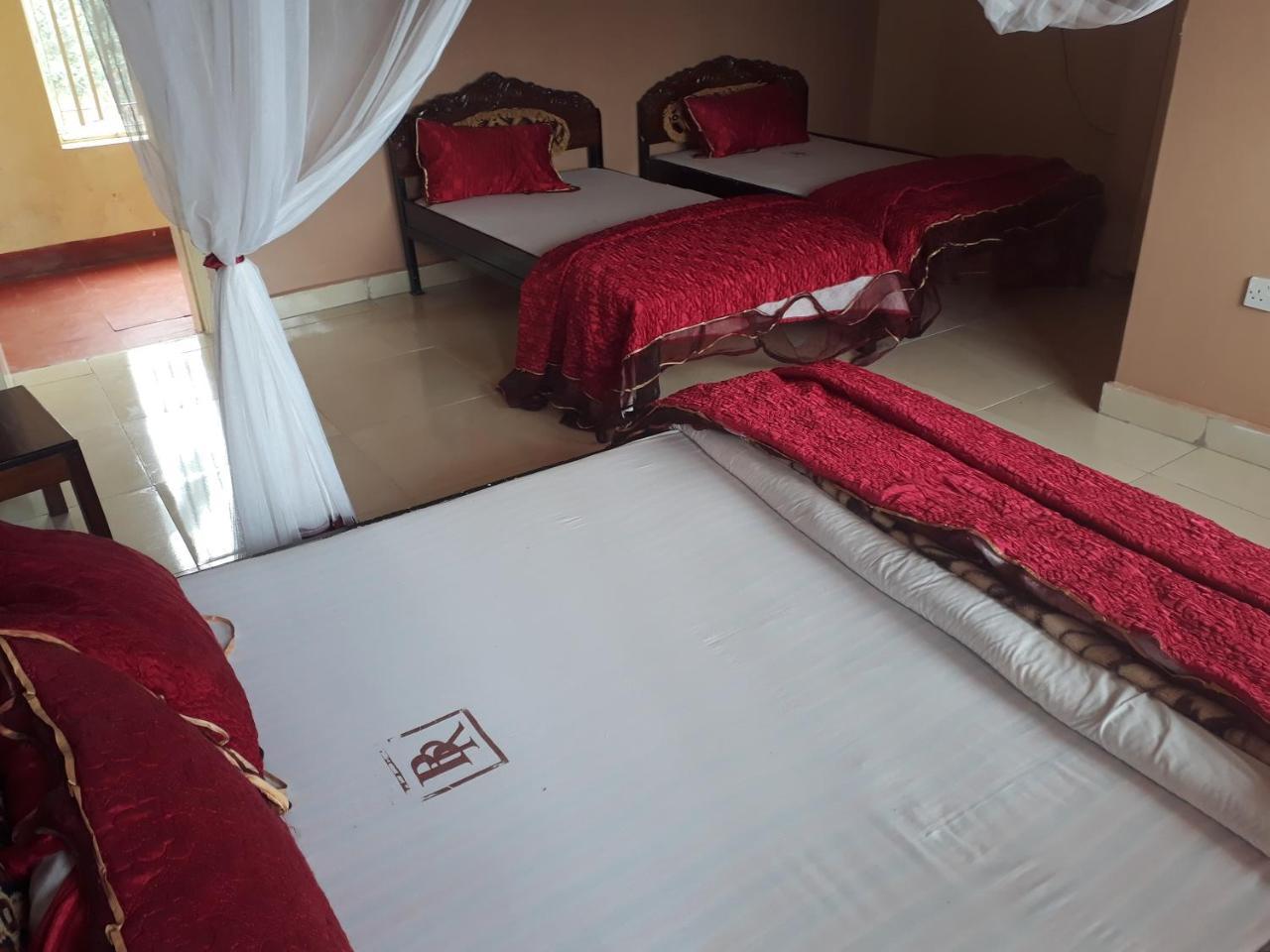 Brisk Hotel Triangle Njeru Zewnętrze zdjęcie