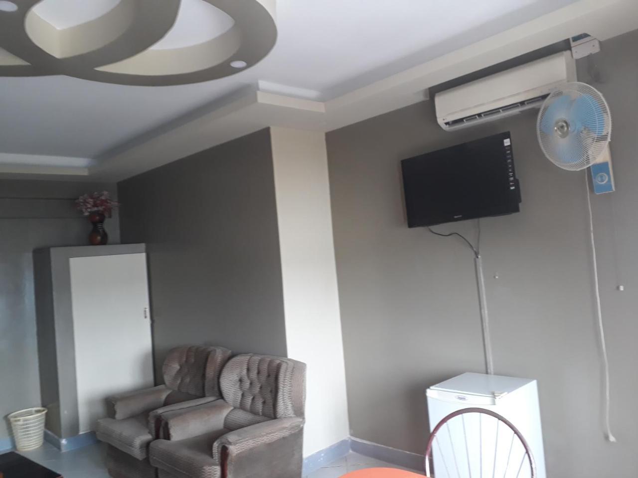 Brisk Hotel Triangle Njeru Zewnętrze zdjęcie