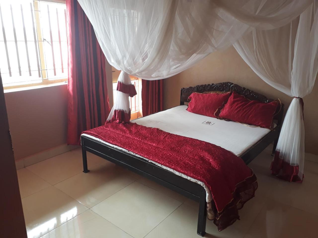 Brisk Hotel Triangle Njeru Zewnętrze zdjęcie