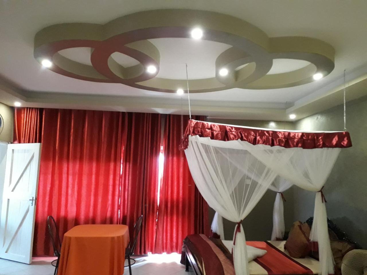 Brisk Hotel Triangle Njeru Zewnętrze zdjęcie
