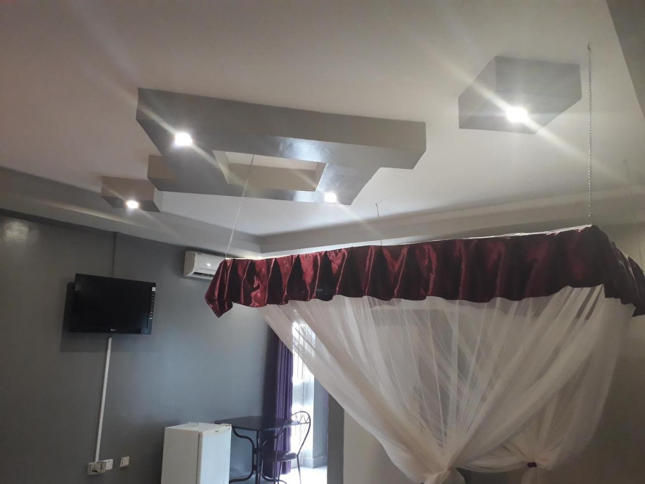 Brisk Hotel Triangle Njeru Zewnętrze zdjęcie